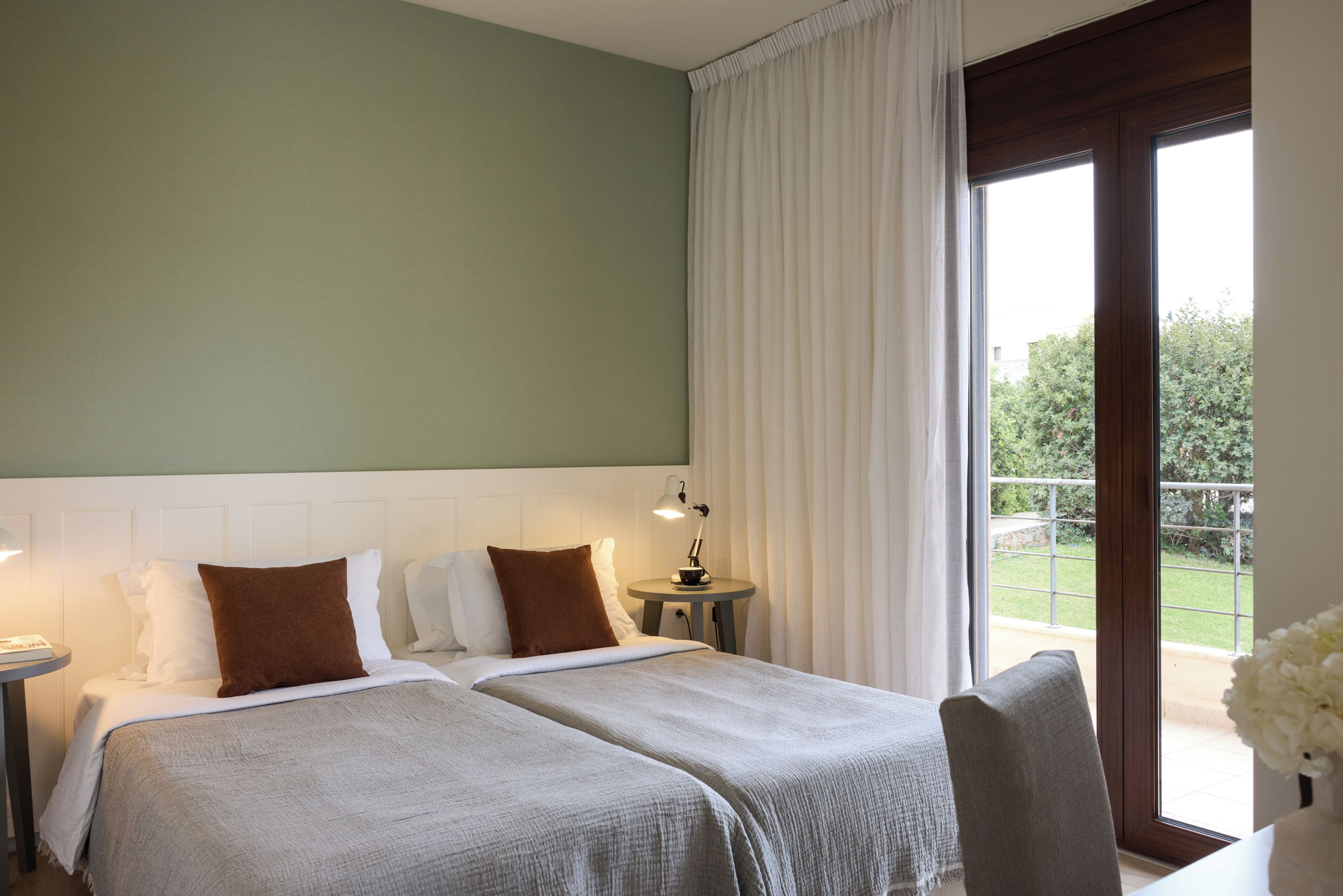 Ropa de cama de alta calidad, cubrecamas y minibar 