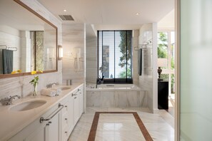 Villa, 1 habitación, piscina privada | Baño | Artículos de higiene personal de diseño, secador de pelo y albornoces