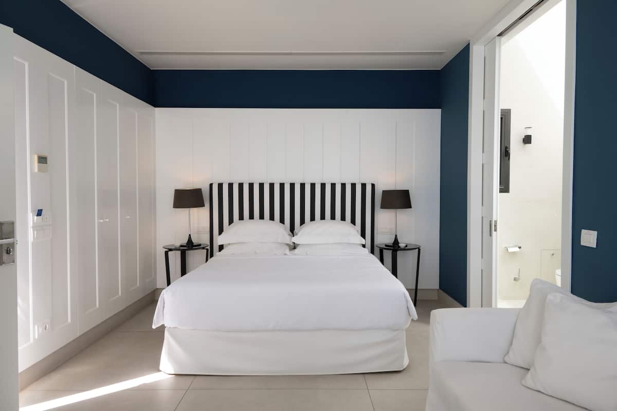 Suite superior, alberca privada, vista al mar (Private Massage Room) | 2 habitaciones, ropa de cama de alta calidad, edredón y minibar