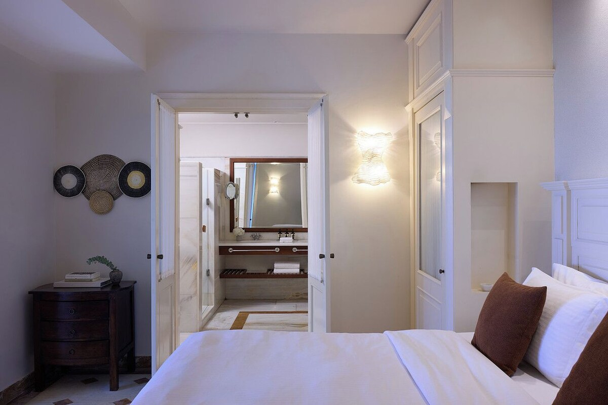 Sengetøy av topp kvalitet, dundyner, minibar og safe på rommet