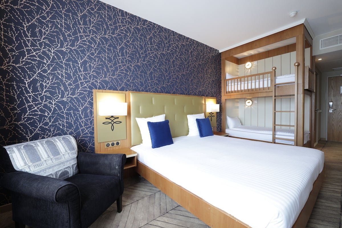 Hypo-allergenic bedding, minibar, in-room safe, desk