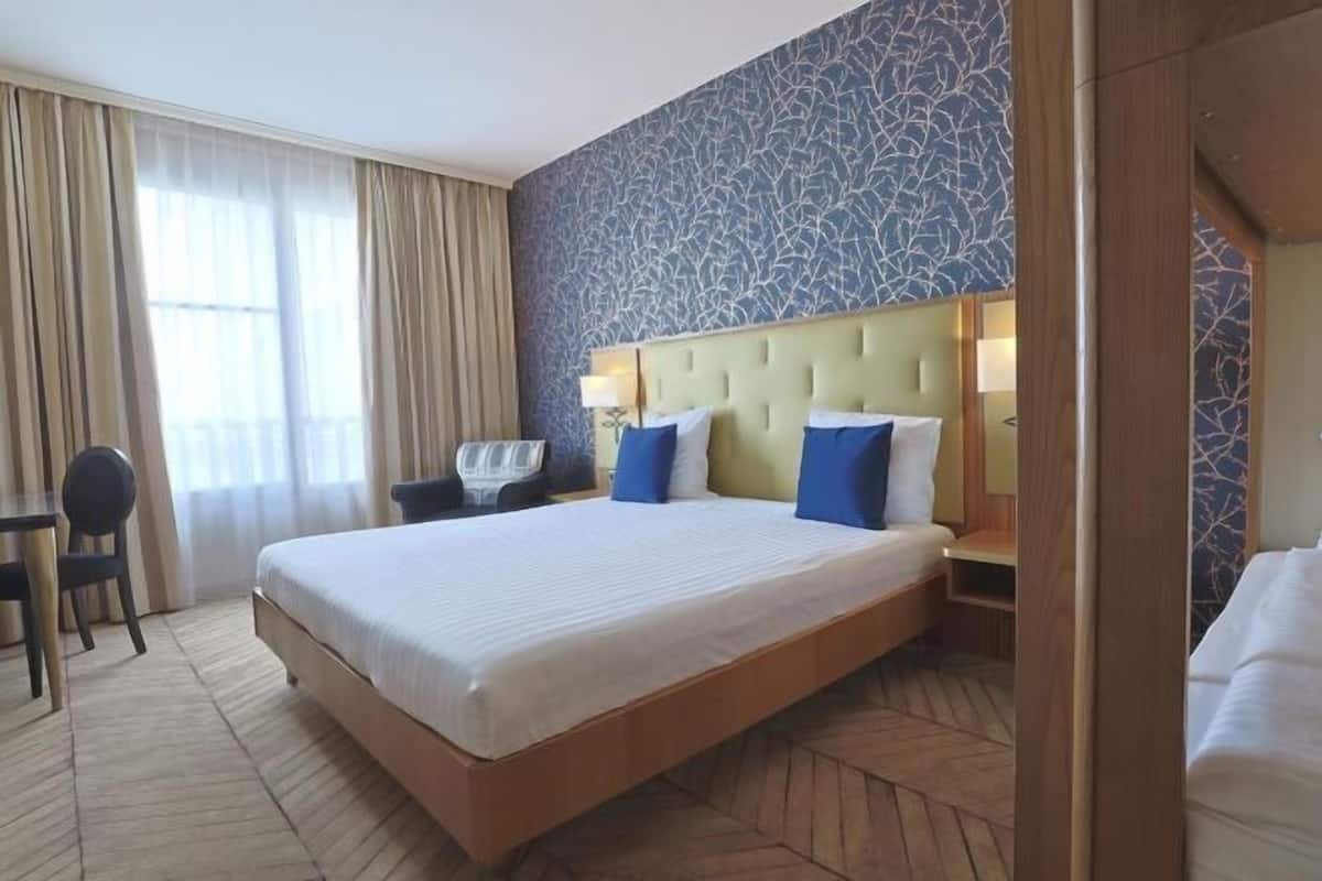 Hypo-allergenic bedding, minibar, in-room safe, desk