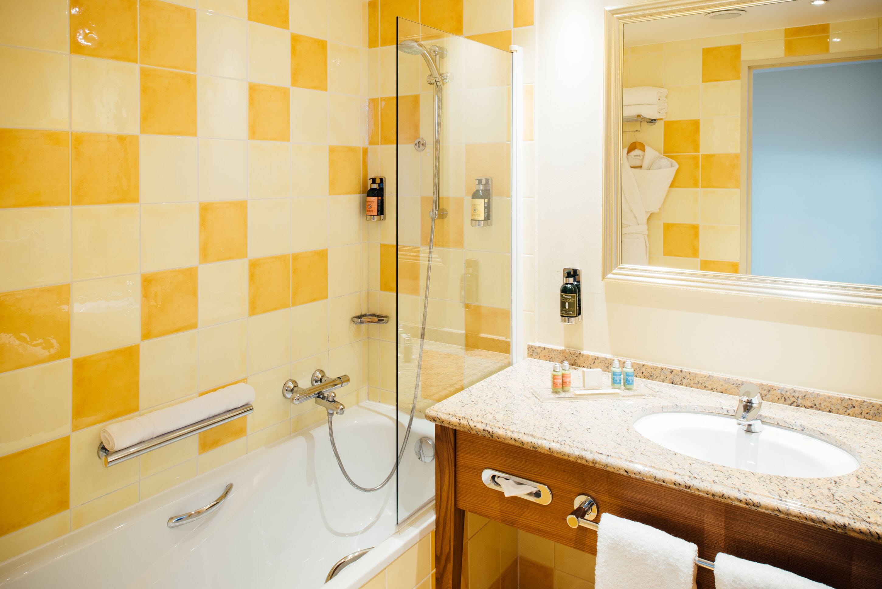 junior room (junior suite) | bathroom | combined shower/bathtub, deep-soaking bathtub, designer toiletries