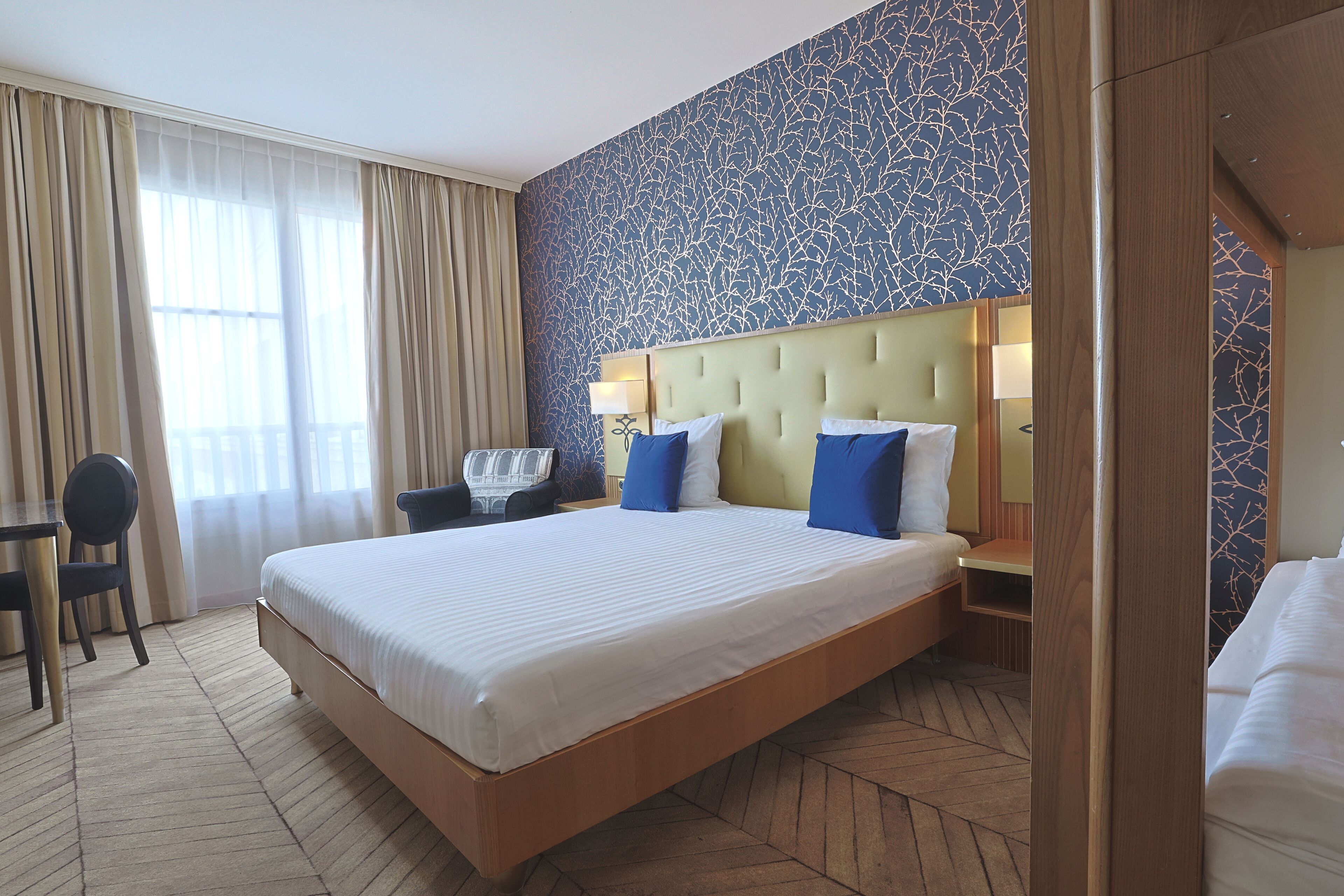 Literie hypoallergénique, minibar, coffres-forts dans les chambres