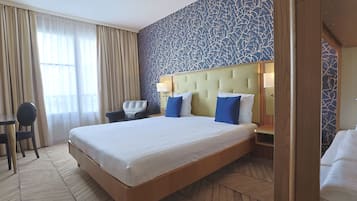 Hypoallergeen beddengoed, een minibar, een kluis op de kamer, een bureau