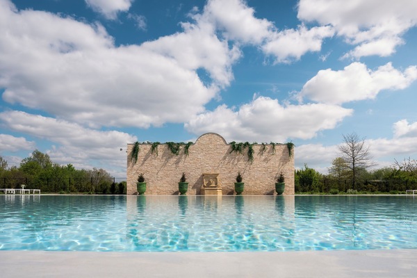 Indoor pool, seasonal outdoor pool, pool umbrellas, sun loungers