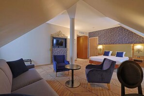 Junior-huone (Junior Suite) | Allergiatestatut vuodevaatteet, minibaari, tallelokero huoneessa