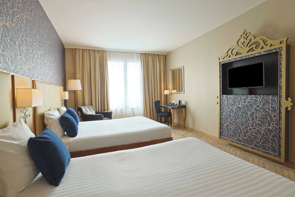 Hypo-allergenic bedding, minibar, in-room safe, desk
