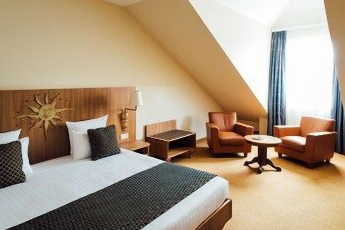Hypo-allergenic bedding available, minibar, in-room safe, desk