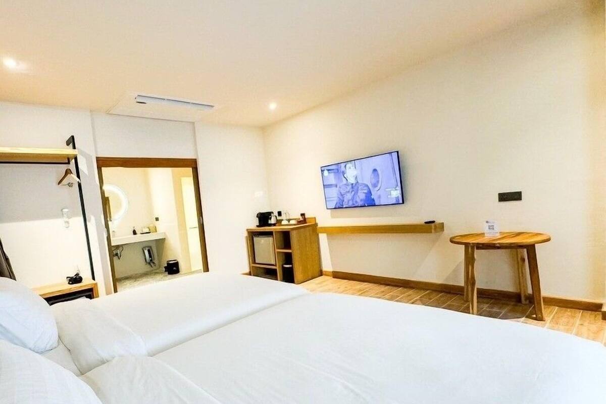 Standard Room | Minibar, in-room safe, blackout curtains, free WiFi
