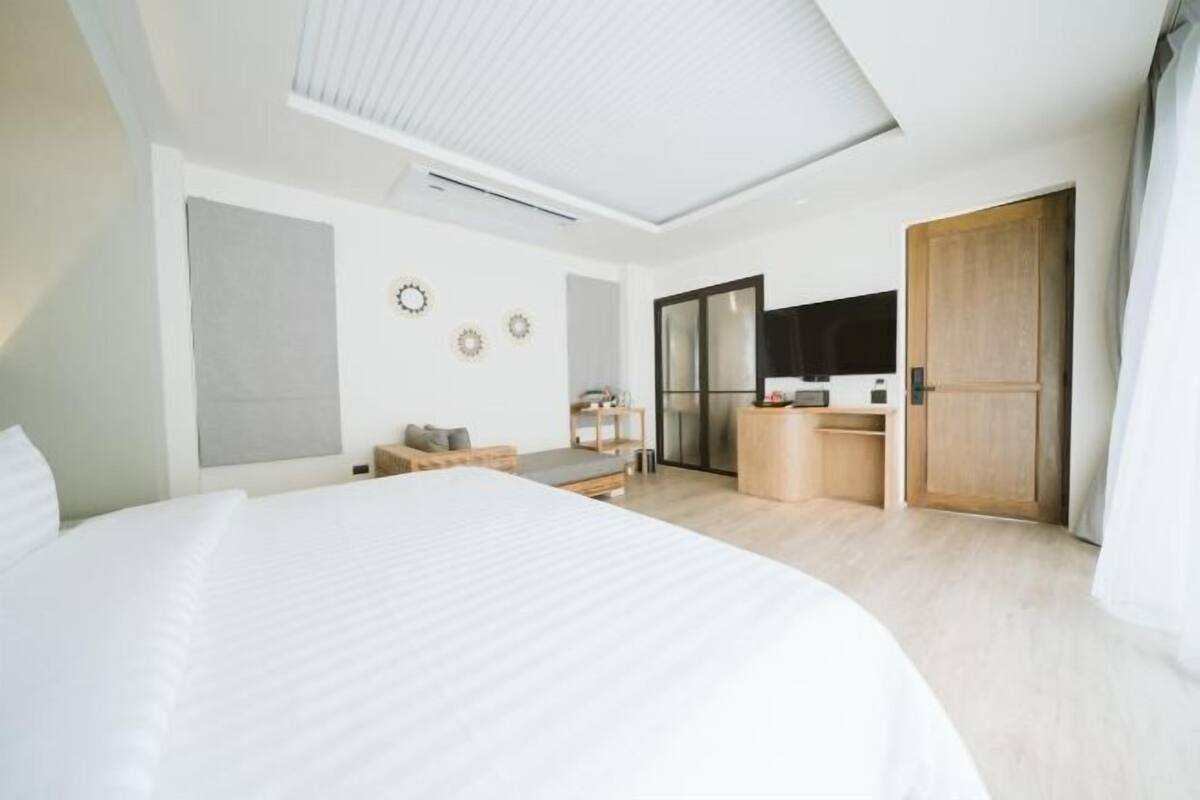 Minibar, in-room safe, blackout curtains, free WiFi
