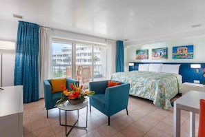 Ropa de cama hipoalergénica y caja de seguridad en la habitación