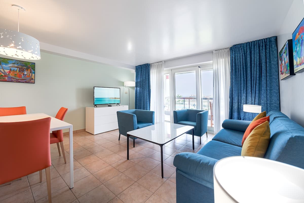 Suíte, 1 quarto, sacada, vista para o oceano | 1 quarto, roupas de cama antialérgicas, cofres nos quartos, escrivaninha
