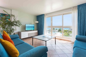 Hypo-allergenic bedding, in-room safe, desk, blackout drapes - Royal Islander Resort La Terrasse (Lowlands)