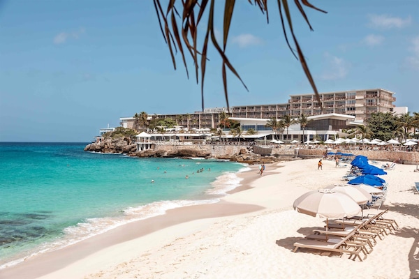 Una playa cerca, arena blanca