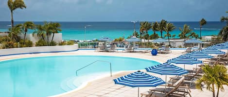 Ulkouima-allas, aurinkovarjoja, aurinkotuoleja