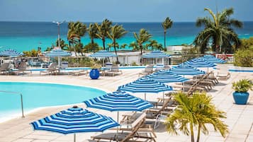 Außenpool, Sonnenschirme, Liegestühle