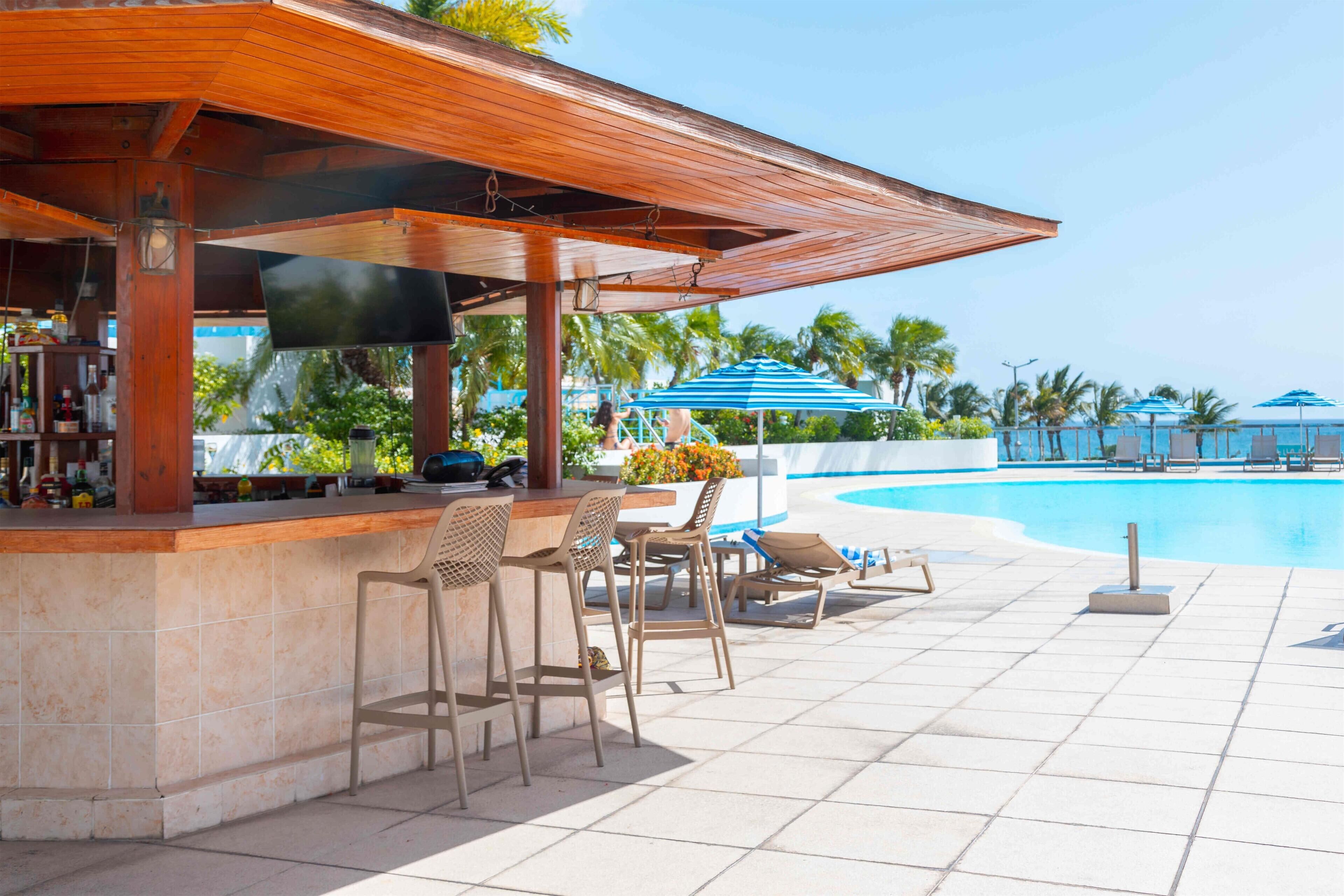 Outdoor pool, pool umbrellas, sun loungers