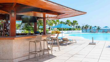 Outdoor pool, pool umbrellas, sun loungers