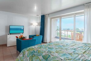 Hypo-allergenic bedding, in-room safe, desk, blackout drapes - Royal Islander Resort La Terrasse (Lowlands)