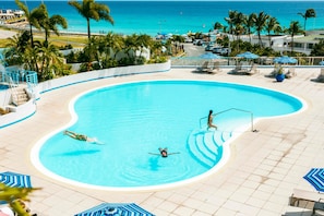 야외 수영장, 수영장 파라솔, 일광욕 의자