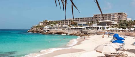 Una playa cerca, arena blanca