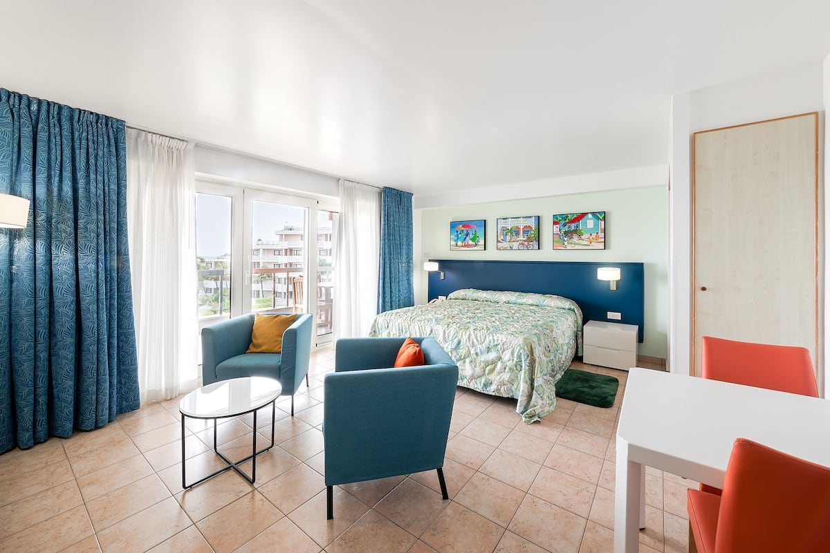 Estúdio, 1 quarto, sacada, vista para o oceano | 1 quarto, roupas de cama antialérgicas, cofres nos quartos, escrivaninha