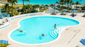 Piscina a l'aire lliure, para-sols i gandules