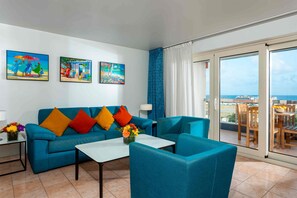 Hypo-allergenic bedding, in-room safe, desk, blackout curtains