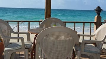 Petit-déjeuner, déjeuner et dîner servis sur place, vue sur la plage