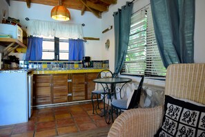 Télévision à écran plat de 27 pouces avec chaînes par câble, télévision