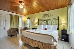Quarto standard, 1 cama King | Ferros/tábuas de passar roupa, Wi-Fi de cortesia