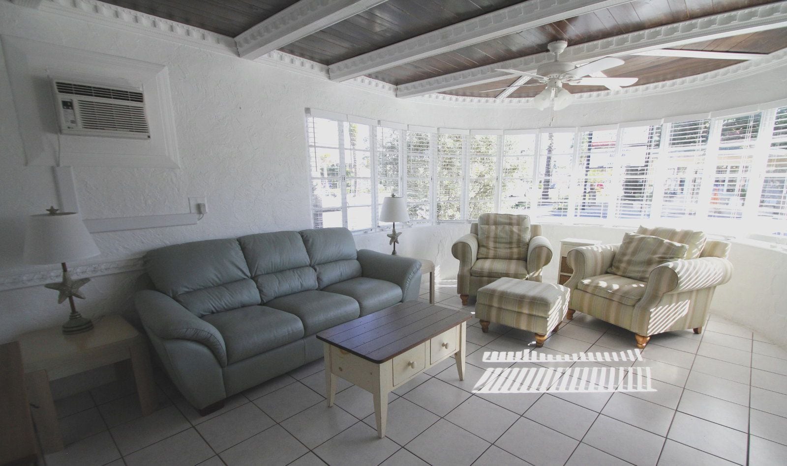 Télévision à écran plat de 32 pouces avec chaînes par câble, télévision