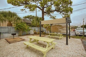 BBQ/picnic area - Island Breeze Inn (Venice)