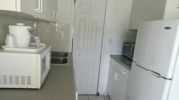 Refrigerador, microondas, cafetera y tetera y tostadora