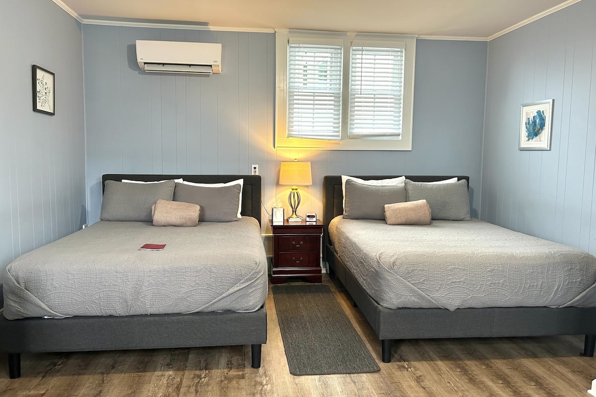 Treadwell Annex #1 - 2 Queen beds | 高档床上用品、遮光窗帘、熨斗/熨衣板、免费 WiFi