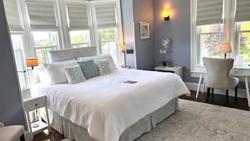Habitación de lujo, 1 cama de matrimonio grande, bañera de hidromasaje | 1 dormitorio, ropa de cama de alta calidad, decoración individual