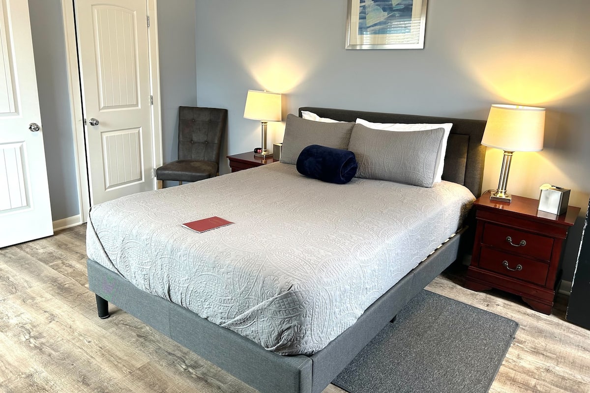 Treadwell Annex #4 - 1 Queen bed | 高档床上用品、遮光窗帘、熨斗/熨衣板、免费 WiFi