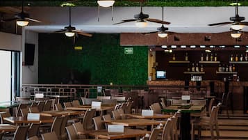 Frokost, lunsj og middag serveres