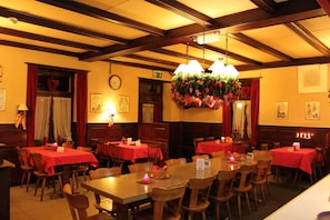 Breakfast and dinner served  - Alpina Hotel (Matten bei Interlaken)