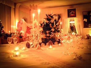 Petit déjeuner et dîner servis sur place, restauration en plein air 