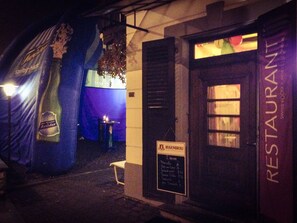 Petit déjeuner et dßner servis sur place, restauration en plein air