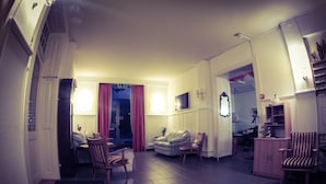 Una sala de estar con recepción, comedor y cocina.