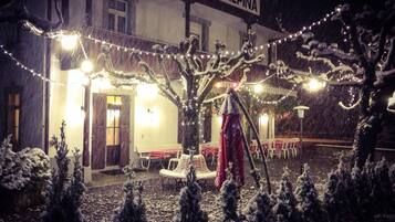 Vista frontal de la propiedad por la tarde o noche