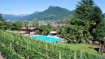 Una piscina al aire libre de temporada