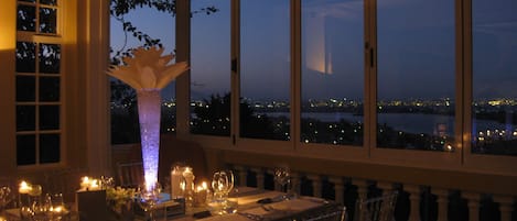 Aperto a colazione, pranzo e cena, con vista sulla piscina