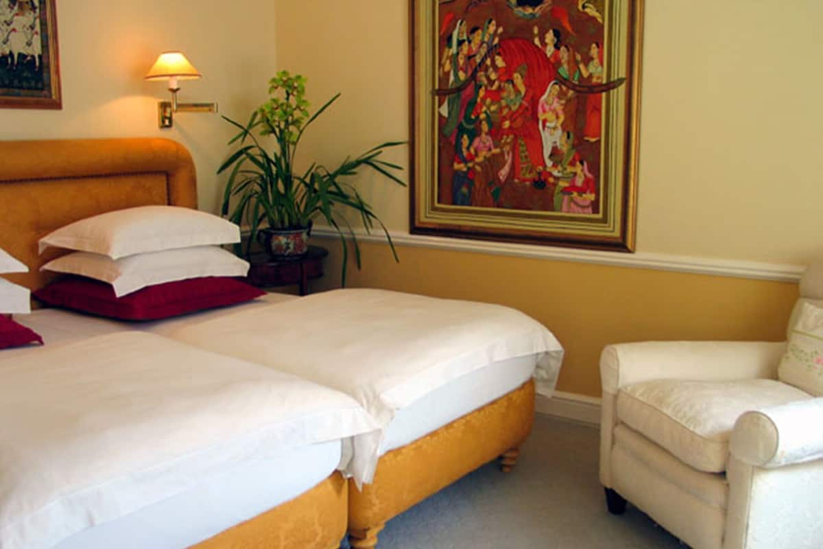Premium bedding, down comforters, Tempur-Pedic beds, minibar