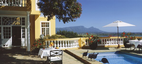 Outdoor pool, pool umbrellas, sun loungers - Colona Castle (Cape Town)