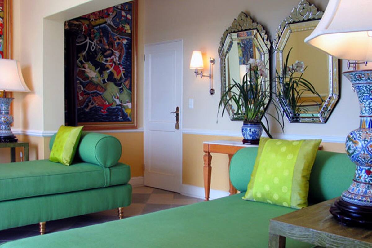 Executive Suite | Living area | 42-inch flat-screen TV with satellite channels, TV, DVD player