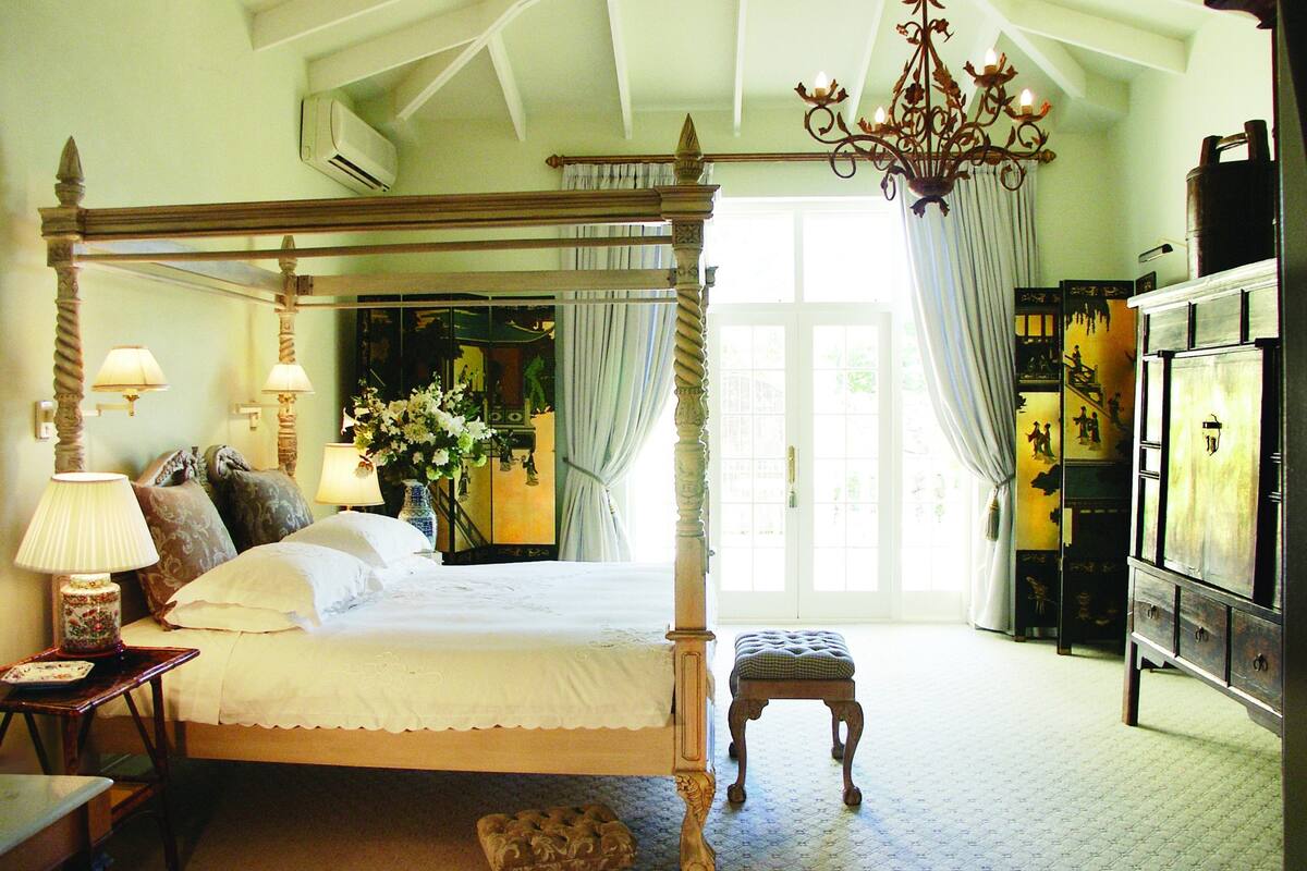 Executive Suite(Chinese) | Premium bedding, down comforters, Tempur-Pedic beds, minibar